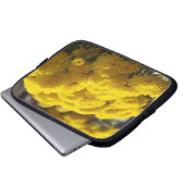 Yellow marigolds bask in sunlight laptopschutzhülle (Vorne Knopf)