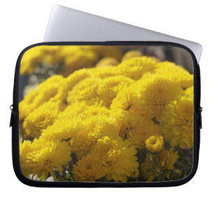 Yellow marigolds bask in sunlight laptopschutzhülle