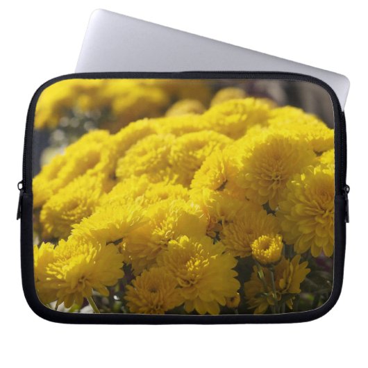 Yellow marigolds bask in sunlight laptopschutzhülle (Vorderseite)