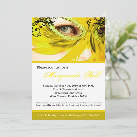 Yellow Masquerade Maskenball Halloween Einladung (Stehend Vorderseite)