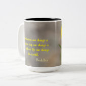 Yellow Meadow Buttercup Blume mit Buddha Zitat Zweifarbige Tasse (Vorderseite Links)