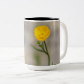 Yellow Meadow Buttercup Blume mit Buddha Zitat Zweifarbige Tasse (VorderseiteRechts)