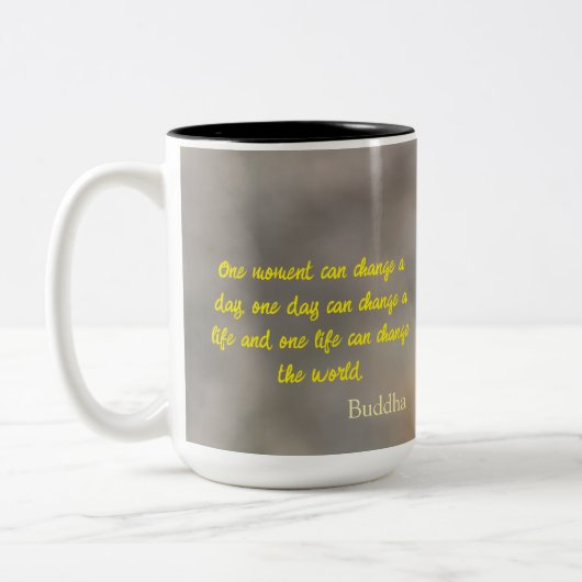 Yellow Meadow Buttercup Blume mit Buddha Zitat Zweifarbige Tasse (Links)