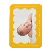 Yellow Modern Scalloped Frame Birth Ankündigung Magnet (Vertikal)