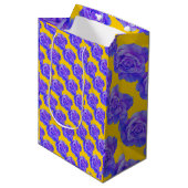 Yellow Navy Blue Floral Patterns Flowers Roses Mittlere Geschenktüte (Vorderseite Schrägansicht)