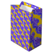 Yellow Navy Blue Floral Patterns Flowers Roses Mittlere Geschenktüte (Rückseite Schrägansicht)