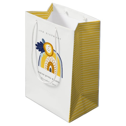 Yellow Navy Boho Floral Regenbogen jedes Alter Geb Mittlere Geschenktüte (Rückseite Schrägansicht)