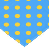 Yellow On Blue Polka Dots Pattern Design Tischdecke (Schrägansicht)
