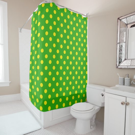Yellow On Green Polka Dots Pattern Design  Duschvorhang (Beispiel)