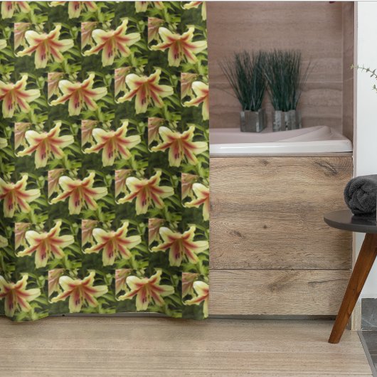 Yellow Orienpet Lily with Red Starburst Floral Duschvorhang