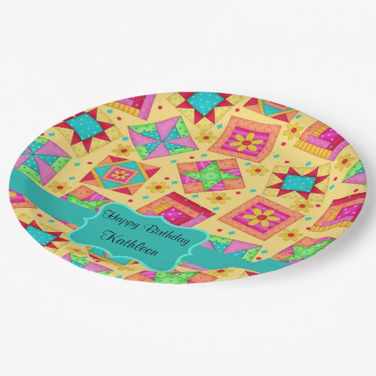 Yellow Patchwork Quilt Blockname Happy Birthday Pappteller (Schrägansicht)