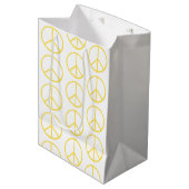Yellow Peace Sign Pattern Colorful Modern Fun Mittlere Geschenktüte (Vorderseite Schrägansicht)