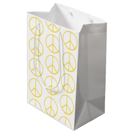Yellow Peace Sign Pattern Colorful Modern Fun Mittlere Geschenktüte (Rückseite Schrägansicht)
