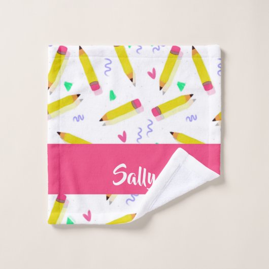 Yellow pencils and scrabbles on white waschlappen (Waschlappen)