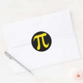 Yellow pi mathematisches Symbol auf schwarzen Aufk Runder Aufkleber (Umschlag)