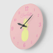 Yellow Pineapple with Custom Name on Pink Große Wanduhr (Winkel)