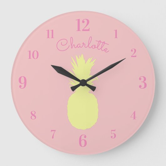 Yellow Pineapple with Custom Name on Pink Große Wanduhr (Vorderseite)
