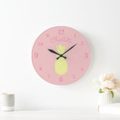 Yellow Pineapple with Custom Name on Pink Große Wanduhr (Zuhause)