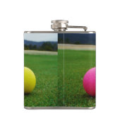 YELLOW, PINK UND WHITE Golf Balls Flachmann (Rückseite)