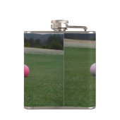 YELLOW, PINK UND WHITE Golf Balls Flachmann (Rückseite)