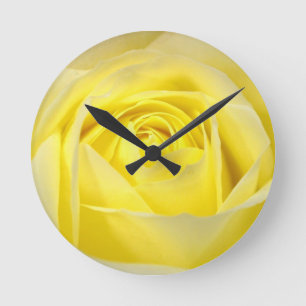 Yellow Rose Closeup Runde Wanduhr