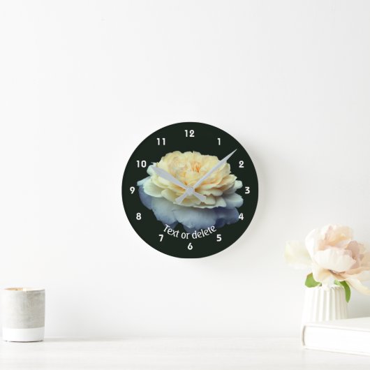 Yellow Rose Flower In Bloom Personalized Runde Wanduhr (Zuhause)