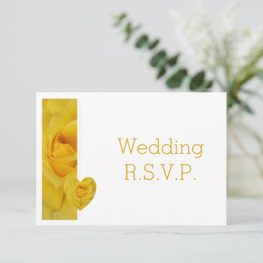 Yellow Rose Heart Design Wedding RSVP Karte (Stehend Vorderseite)