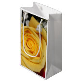Yellow Rose Petals Geschenktasche Kleine Geschenktüte (Vorderseite Schrägansicht)