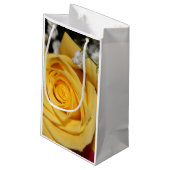 Yellow Rose Petals Geschenktasche Kleine Geschenktüte (Rückseite Schrägansicht)