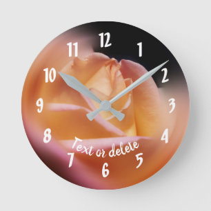 Yellow Rosebud Personalized Runde Wanduhr