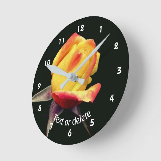 Yellow Rosebud Personalized Runde Wanduhr (Winkel)