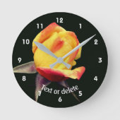 Yellow Rosebud Personalized Runde Wanduhr (Vorderseite)