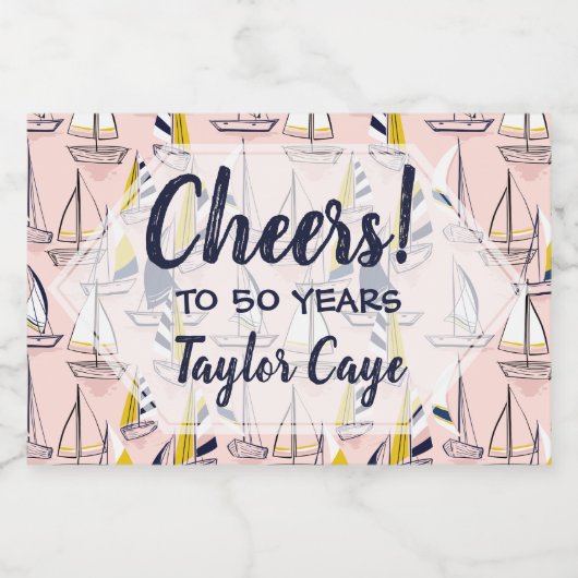 Yellow Sailboote auf einem Mini-Boot in rosa Meer Schaumweinetikett (Einzelnes Label)