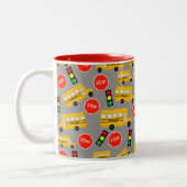 Yellow School Bus Stopp Unterricht Geschenk Zweifarbige Tasse (Links)