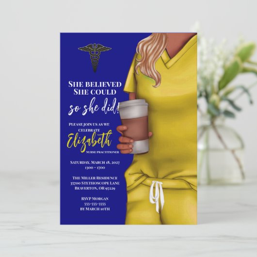 Yellow Scrubs Medical School Abschluss Einladung (Stehend Vorderseite)