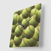 Yellow Softball Fast Pitch Multi Ball Quadratische Wanduhr (Winkel)