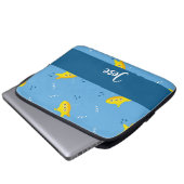 Yellow submarine and fish on blue laptopschutzhülle (Vorne Knopf)