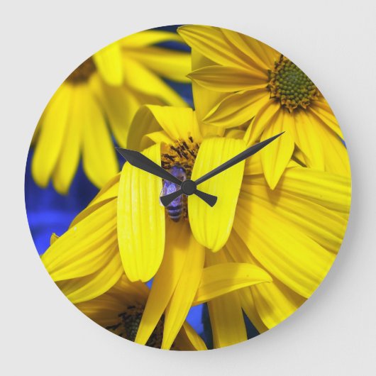 Yellow Sunflower, Blue Bee Wall Clock Große Wanduhr (Vorderseite)