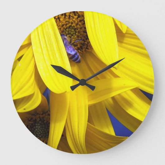 Yellow sunflower Petals N Blue Bee Wall Clock Große Wanduhr (Vorderseite)