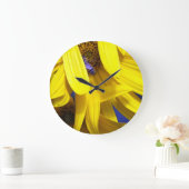 Yellow sunflower Petals N Blue Bee Wall Clock Große Wanduhr (Zuhause)