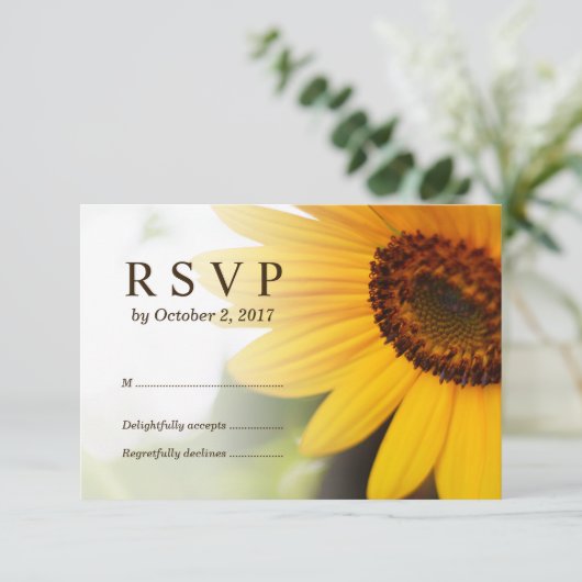 Yellow Sunflower Summer Wedding RSVP Card (Stehend Vorderseite)