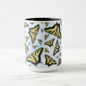 Yellow Swallowtail Butterflies on Blue Sky Pattern Tasse (Zentrum)