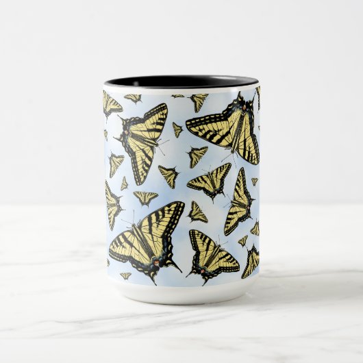 Yellow Swallowtail Butterflies on Blue Sky Pattern Tasse (Zentrum)