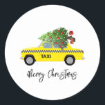 Yellow Taxi Cab Merry Christmas Tree Holiday Fun Runder Aufkleber<br><div class="desc">Klassischer gelber Taxi-Karren in gelbem Schwarz-weißem Schachbrett mit dekoriertem Weihnachtsbaum oben. Kundenspezifische MERRY CHRISTMAS ganz unten. Leicht zu personalisieren Text,  Textfarben,  Schriftart. Spaß,  festliche Aufkleber für so viele Anwendungen. Mix und Match komplette Taxi Cab / Weihnachten / Urlaub / Sammlungen von TMCdesigns.</div>