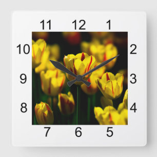Yellow tulip flowers quadratische wanduhr