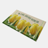 Yellow Tulip Garden Fußmatte (Schrägansicht)