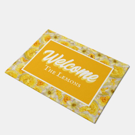 Yellow & White Floral Personalize Der Empfang Fußmatte (Schrägansicht)