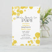 Yellow White Polka Dot Bubbles Sie ist im Begriff Einladung (Stehend Vorderseite)