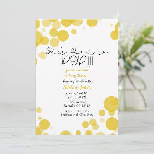 Yellow White Polka Dot Bubbles Sie ist im Begriff Einladung (Stehend Vorderseite)
