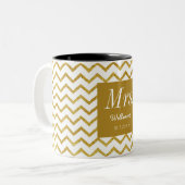 Yellow White Zickzack Chic Mrs. Wedding Zweifarbige Tasse (Vorderseite Links)